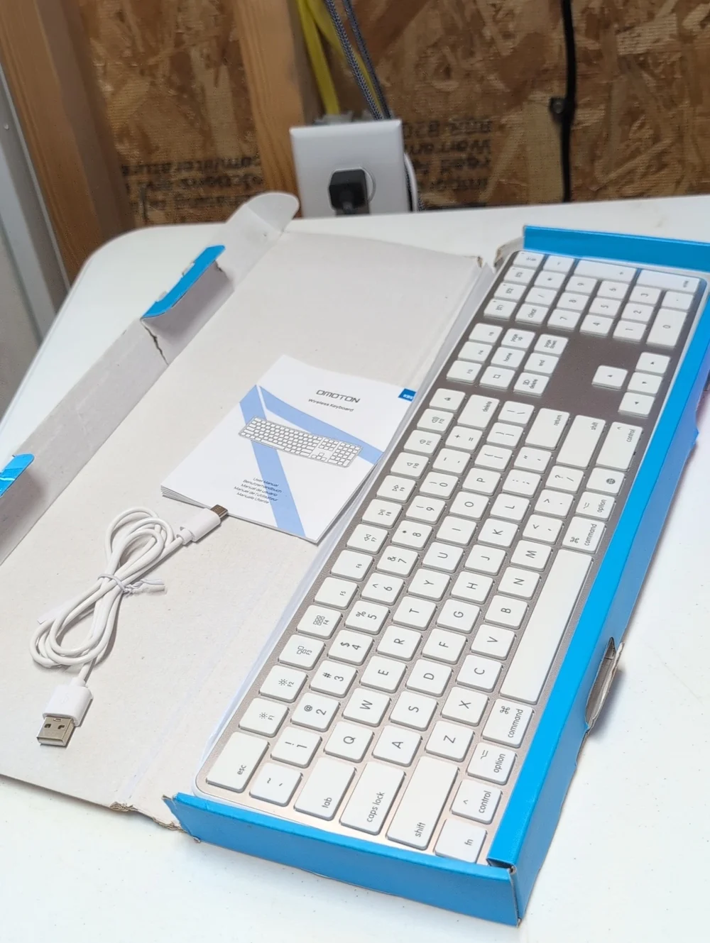 OMOTON Wireless/ Rechargeable Keyboard — White Finish     (95)